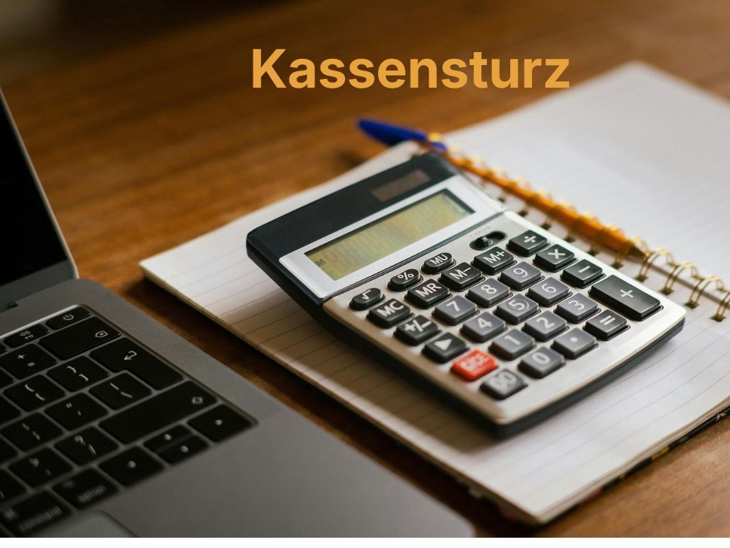 Taschenrechner mit Stift und Laptop